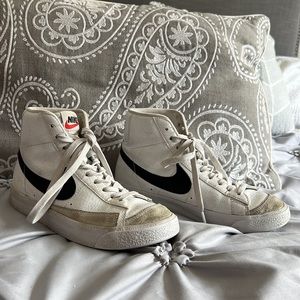 NIKE BLAZER MID ‘77 VINTAGE Size 4.5Y (Size 6-Women’s)